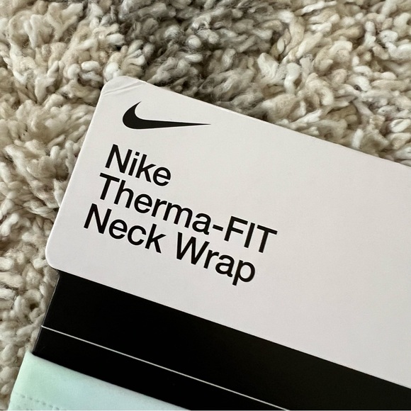 ✔️NWT✔️ NIKE Therma-Fit Neck Wrap - Picture 2 of 5